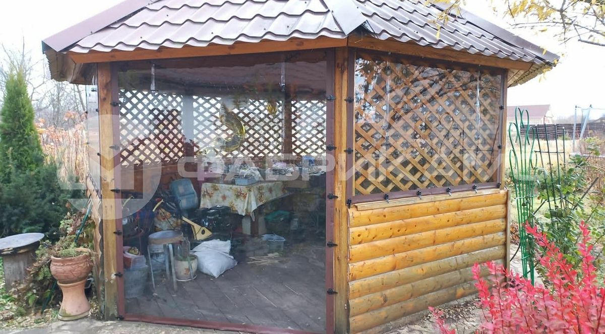Беседка с мягкими окнами осенью